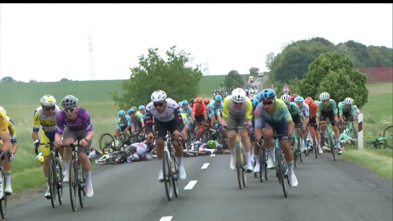 Óriási tömegbaleset történt a Tour de Hongrie-n