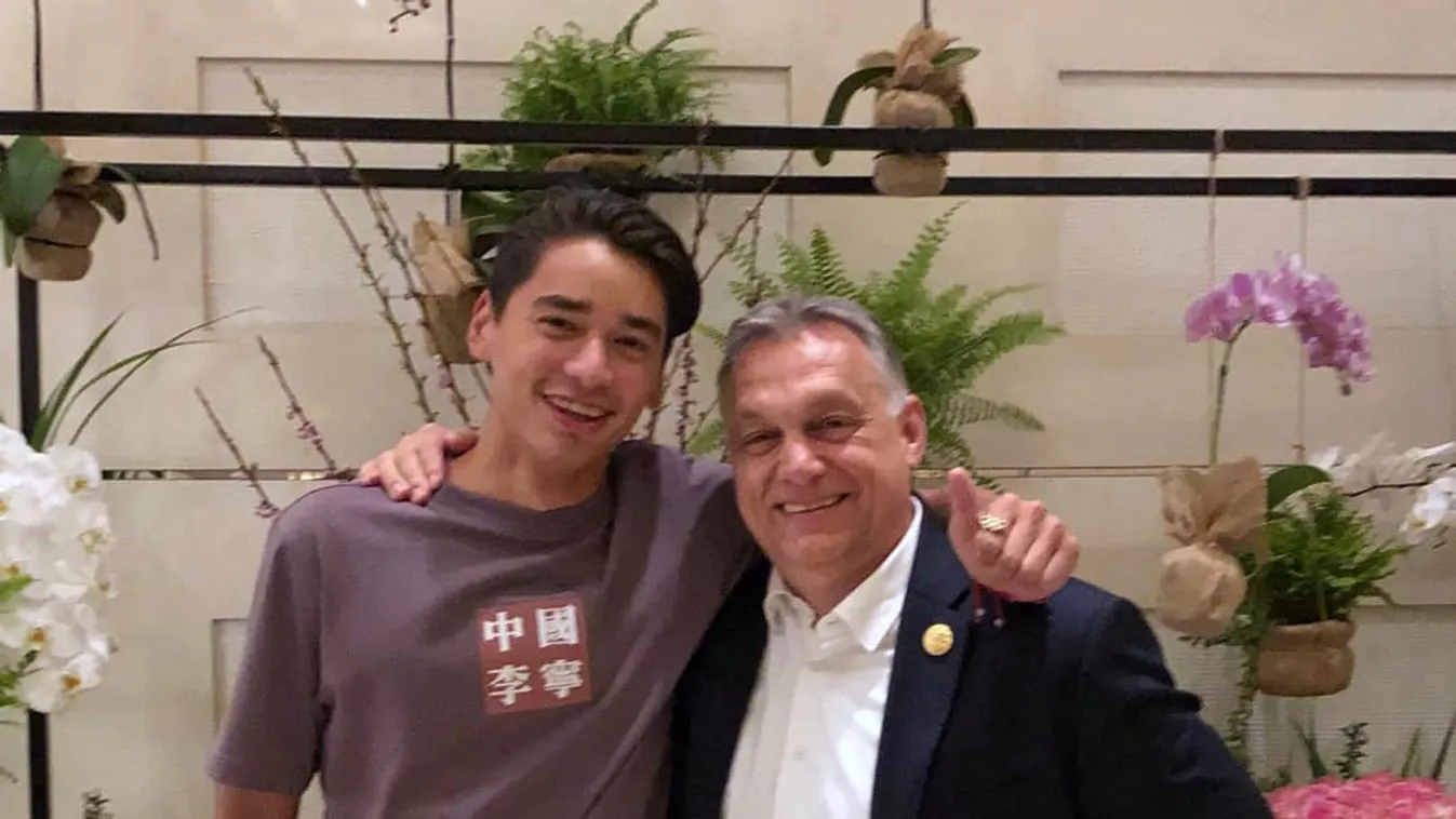 Orbán Viktor egy fotón Liu Shaolin Sándorral
