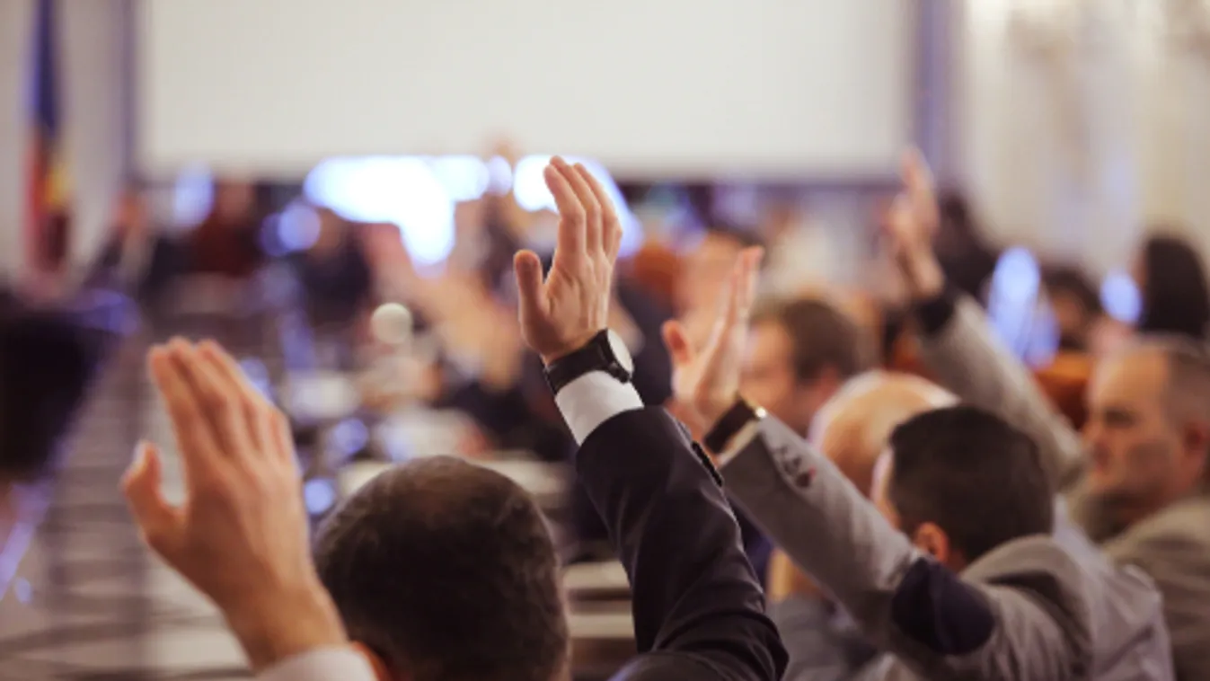 Változatlan összetételű kormány számára kért bizalmat a román miniszterelnök-jelölt