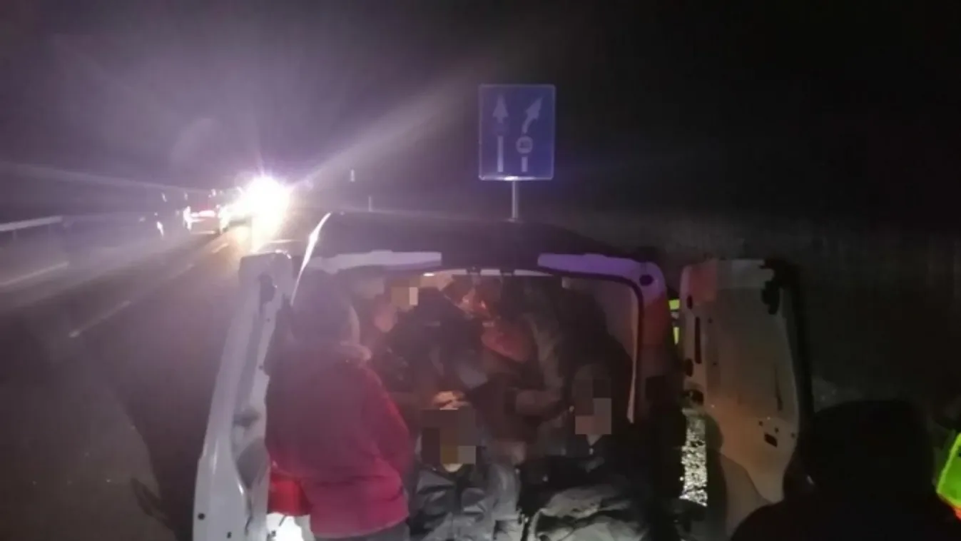 24 migránst zsúfolt be a járműbe egy holland embercsempész
