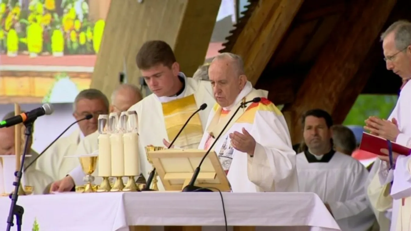 Letakartatták a magyar feliratot a pápa csíksomlyói miseruháján