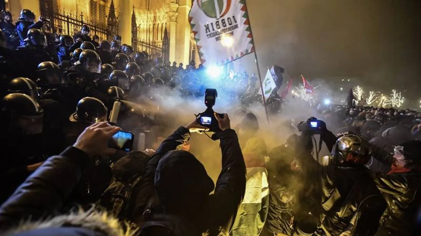 Őrizetbe vették a füstbombázó férfit