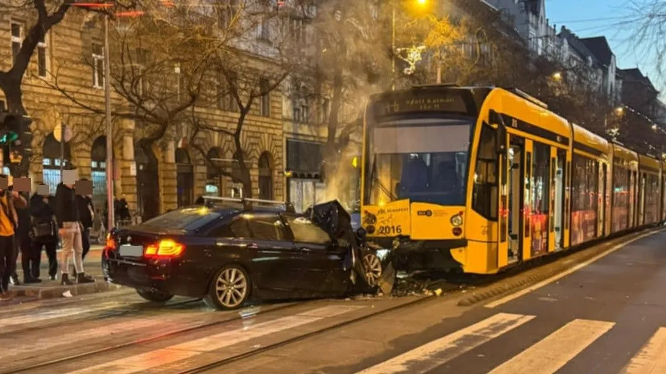 Villamossal ütközött egy autó a Ferenc körúton
