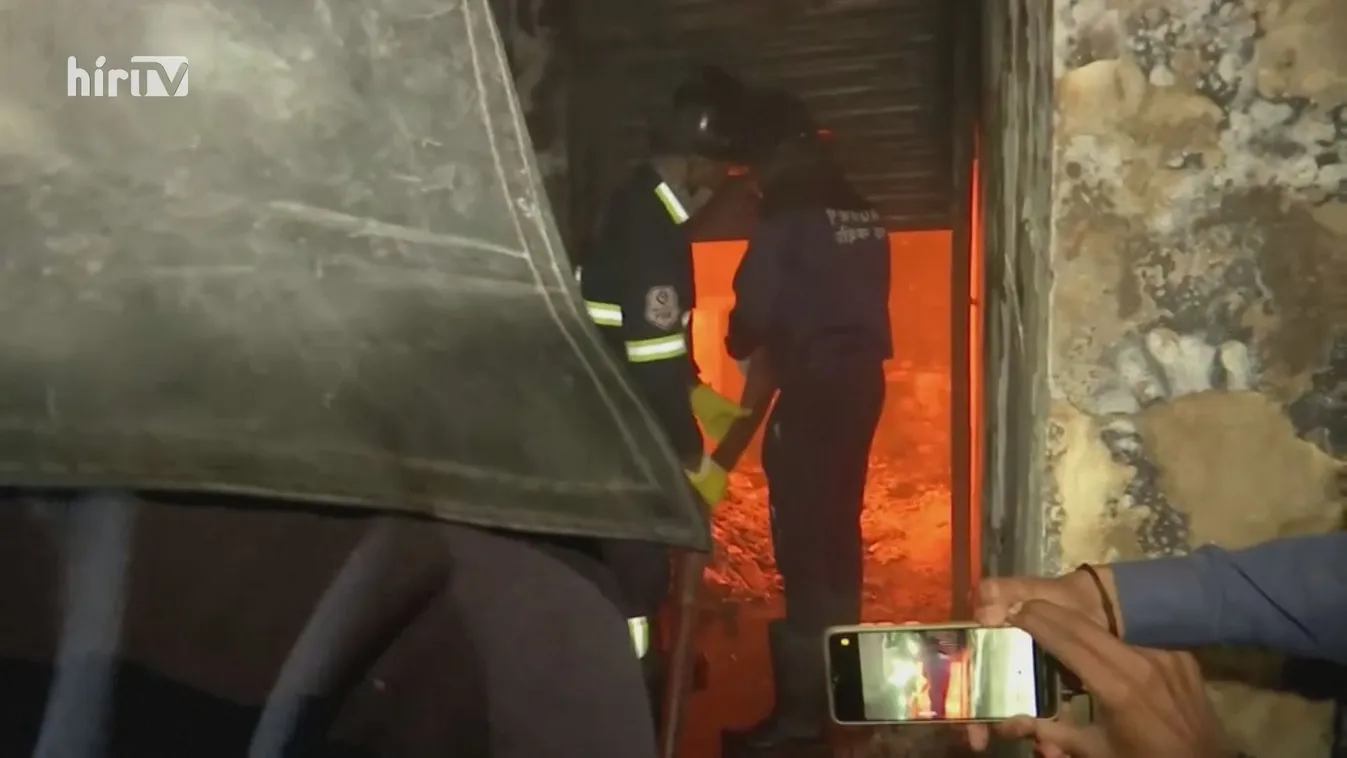 Tizennyolcan bennégtek egy indiai gyárban