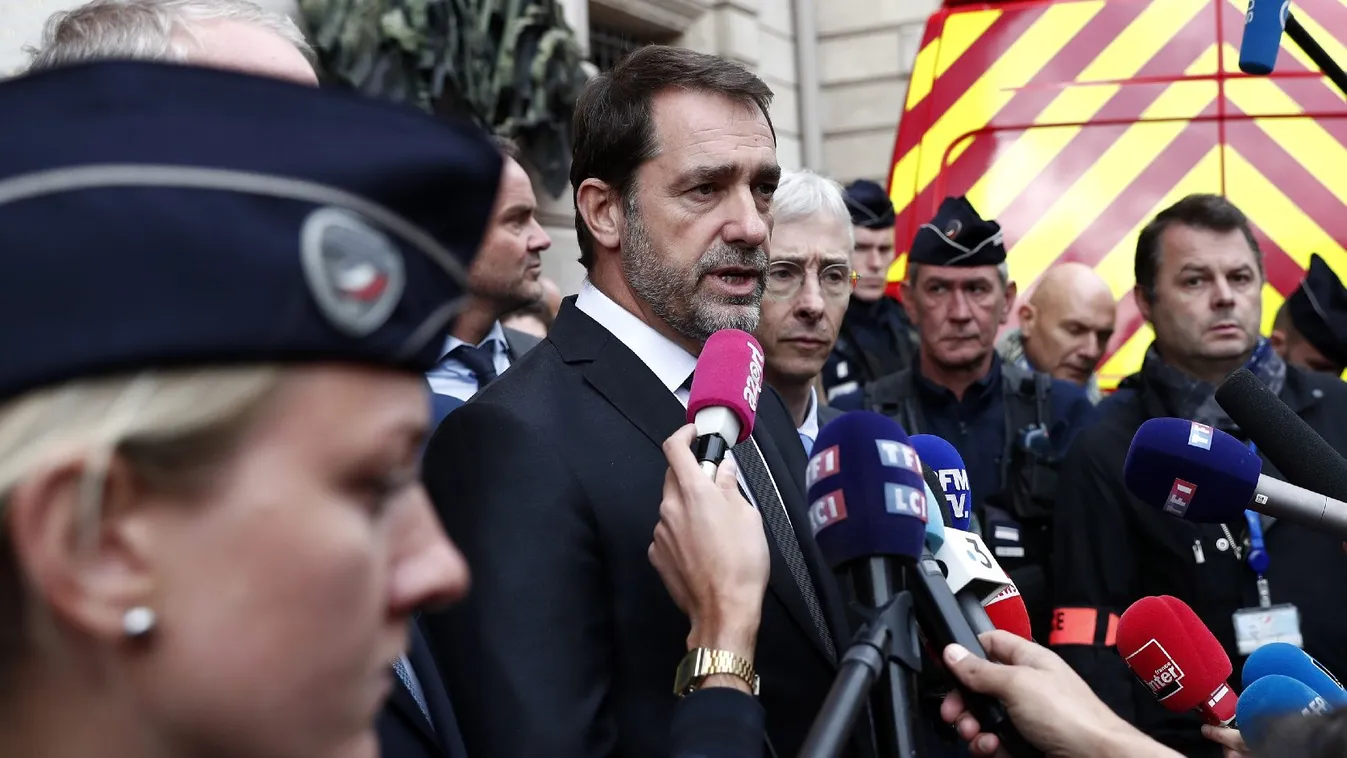 A francia belügyminiszter elismert "hiányosságokat" a párizsi késelés kapcsán, de nem mond le