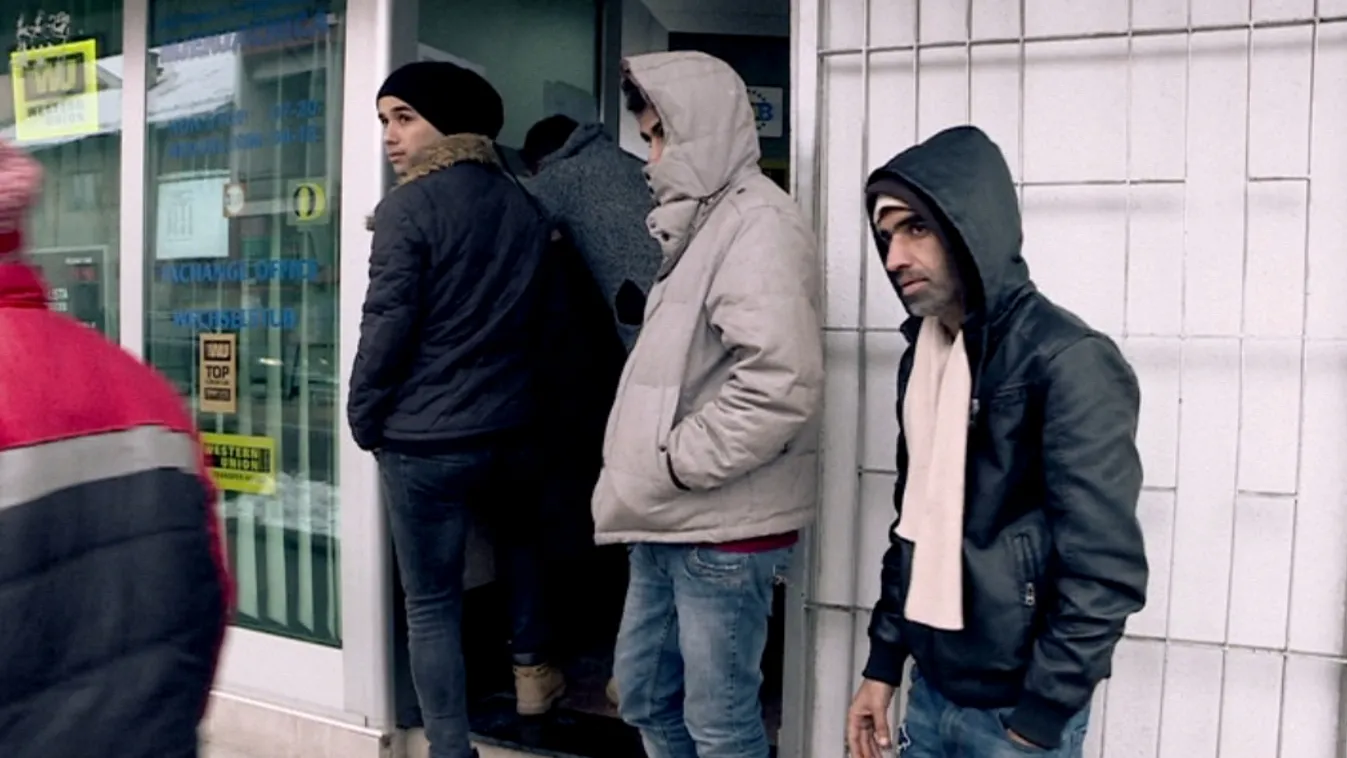 A migránsok más útlevelével is pénzhez jutnak