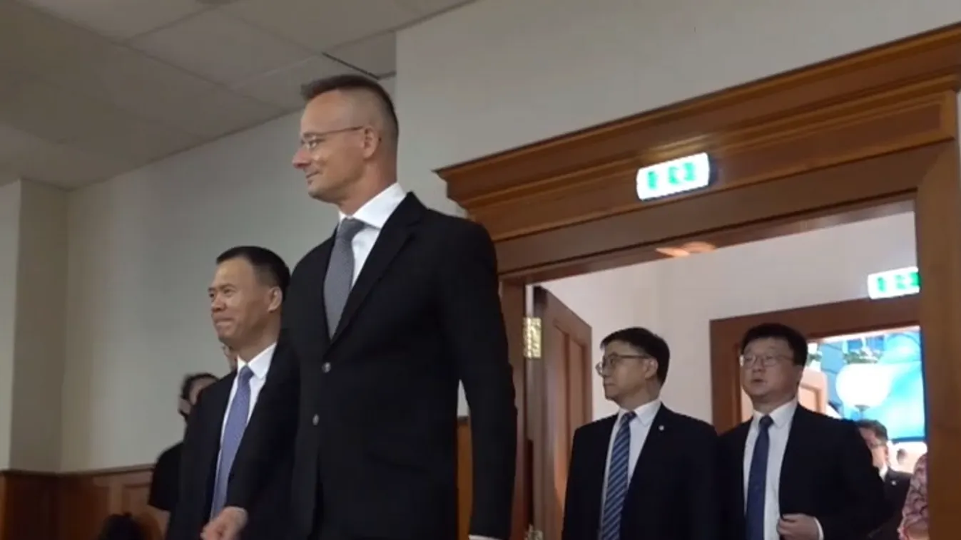 Szijjártó Péter: 900 új munkahelyet hoz létre a kínai Huayou Cobalt