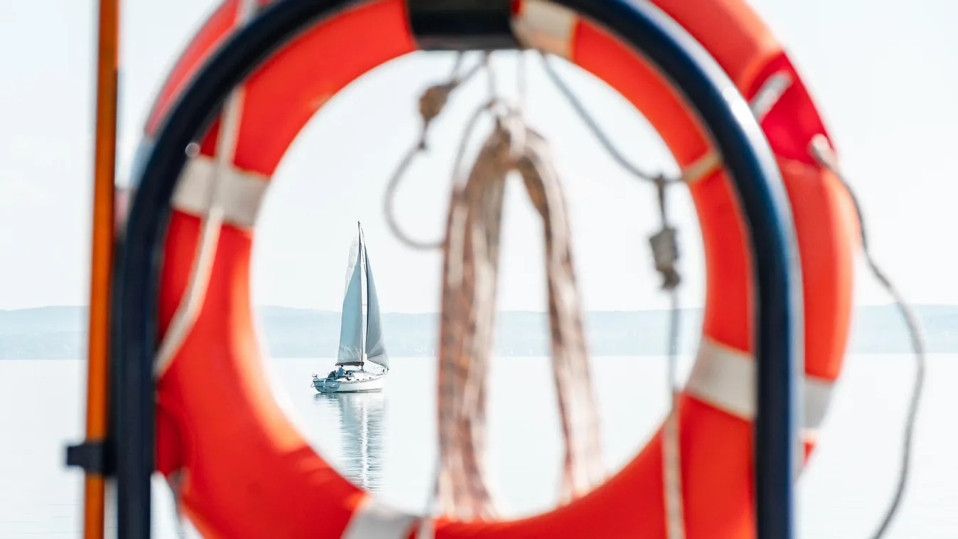 Elsüllyedt egy vitorlás a Kékszalagon