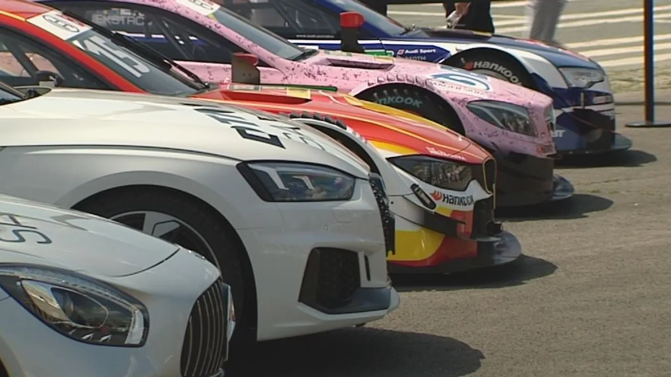 Túraautók versenyeznek a ringen