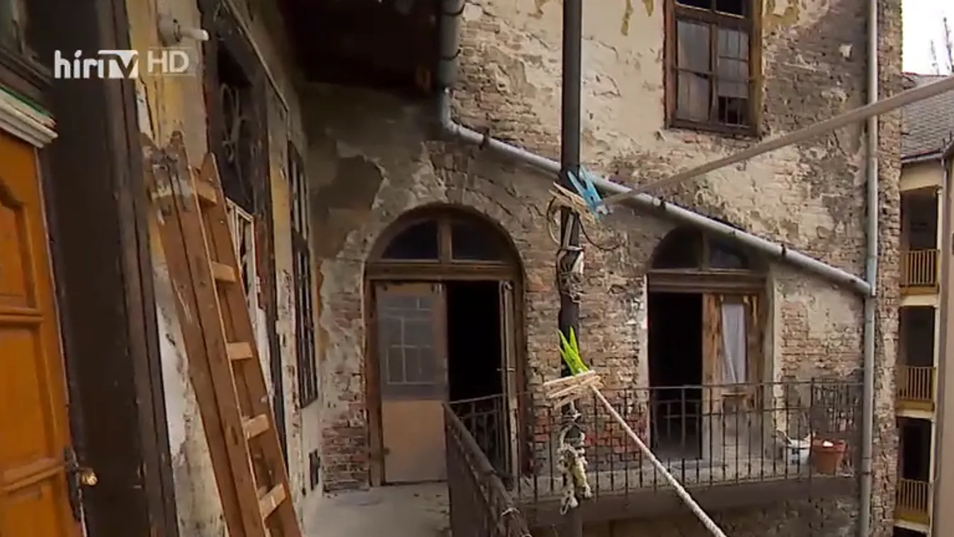 Horrorház Józsefvárosban: van, aki már inkább a saját autójában alszik az áldatlan állapotok miatt + videó