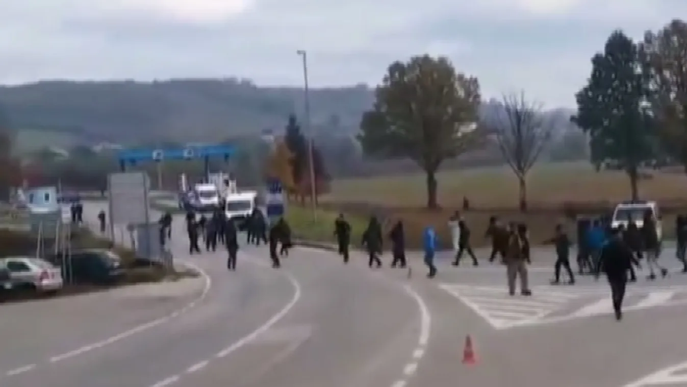 Migránsok törtek át egy rendőrségi kordont