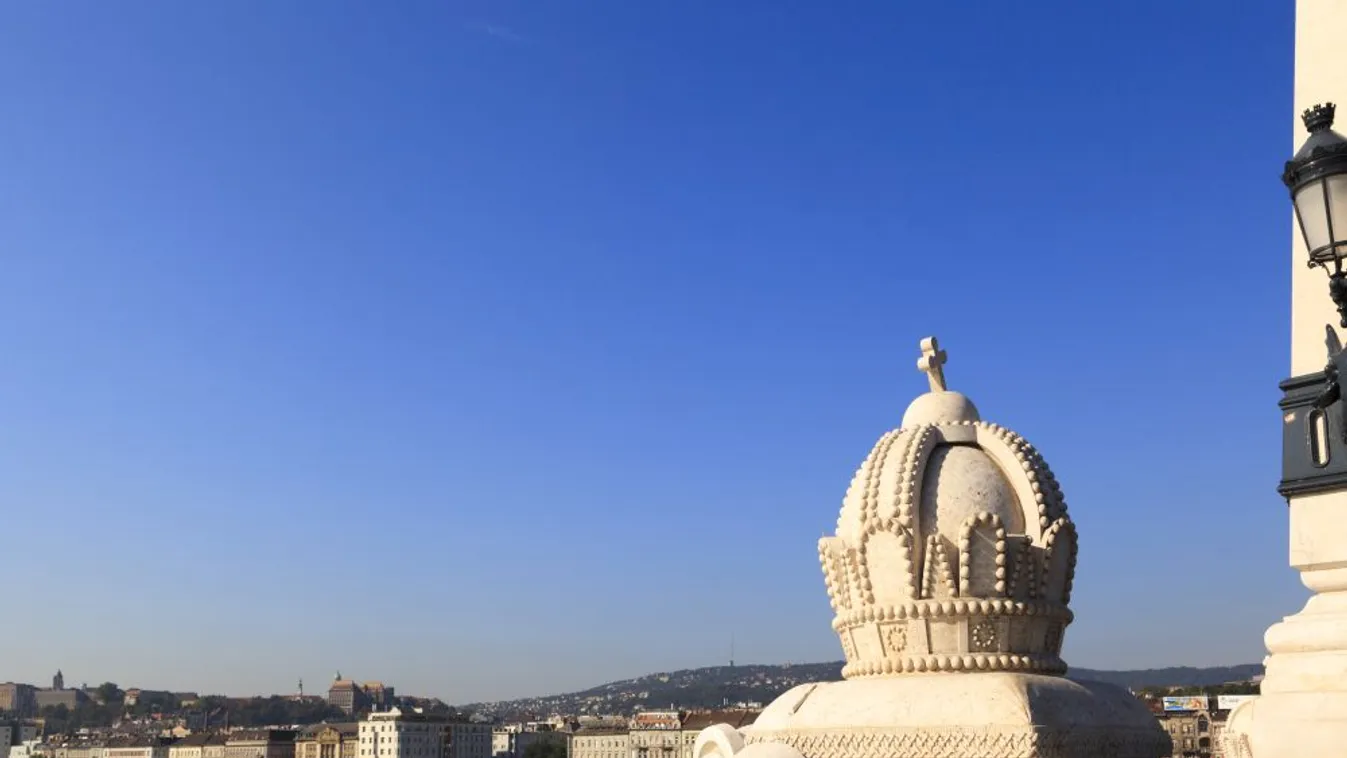 Feladták magukat a Margit híd két kőkeresztjét letörő fiatalok