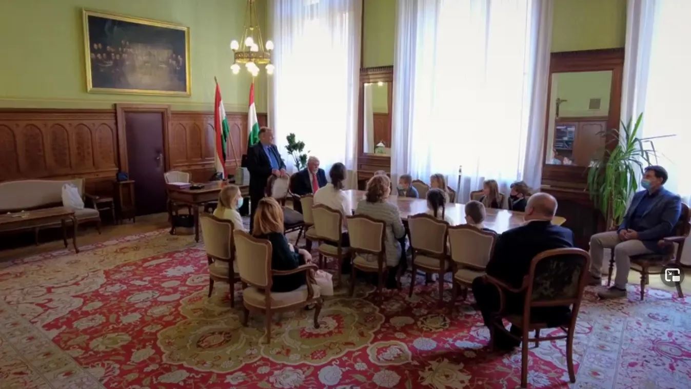 Kásler Miklós gyerekeket látott vendégül az Emmiben