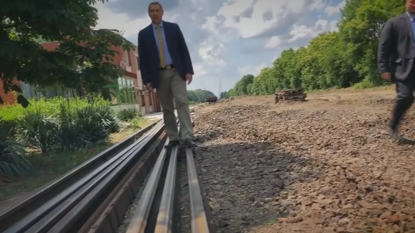 Lázár: Gőzerővel halad a tram train építése