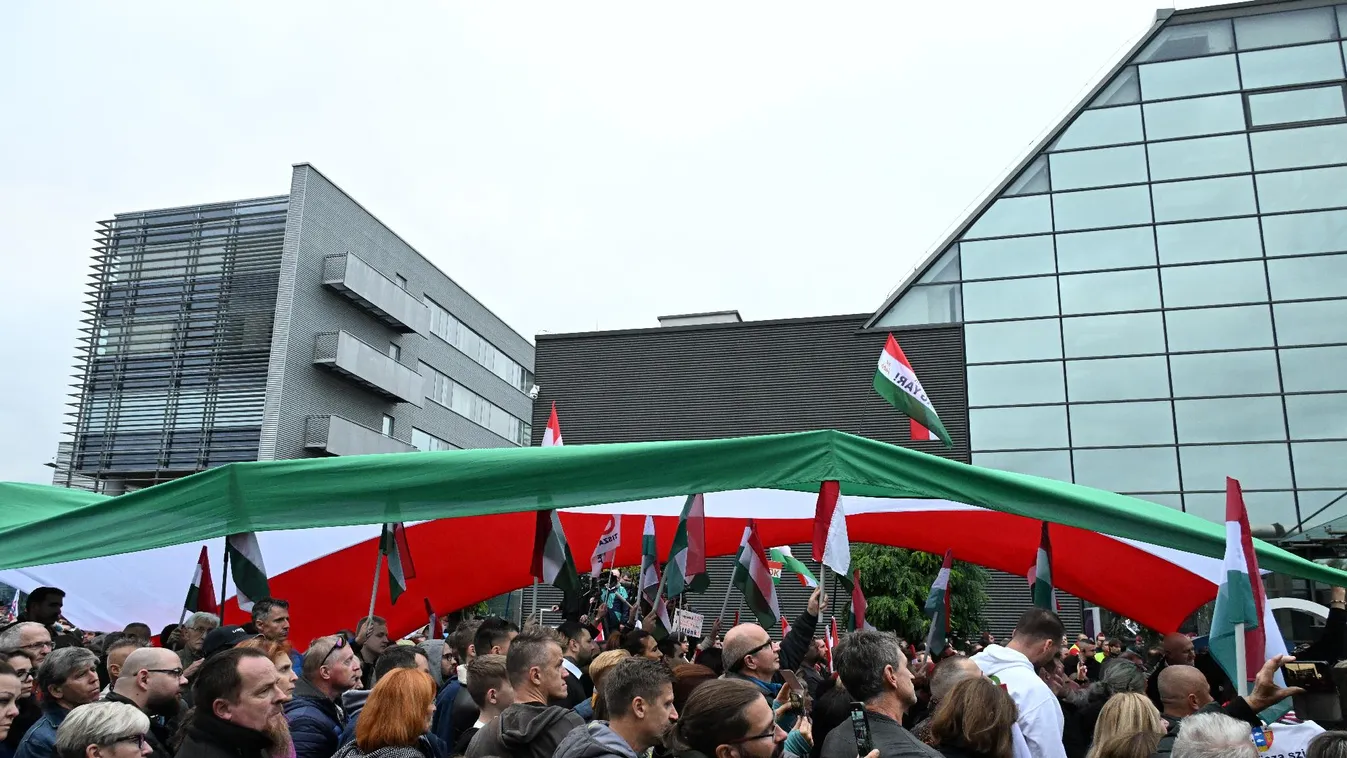 A Tisza Párt tüntetést tartott a közmédia székháza előtt + videó