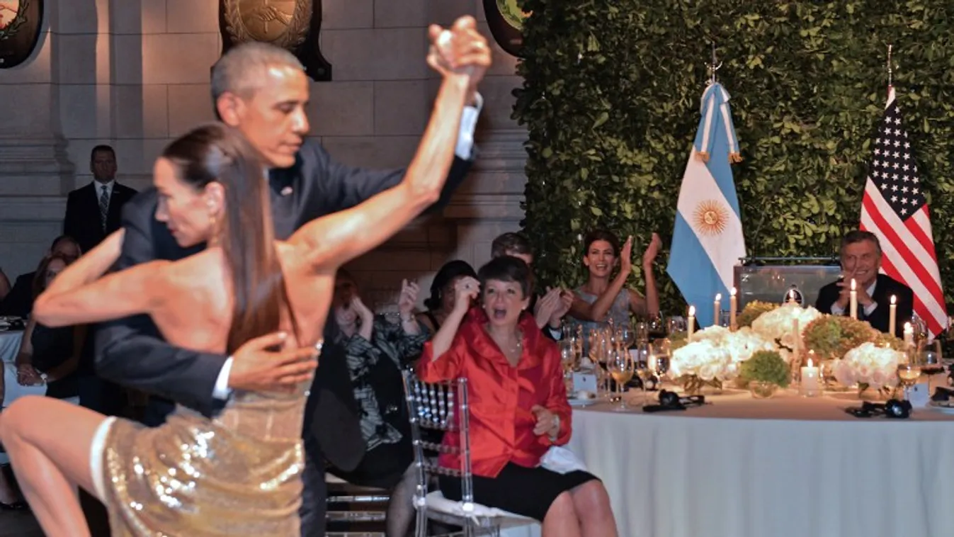 Női lábak ölelésében Obama