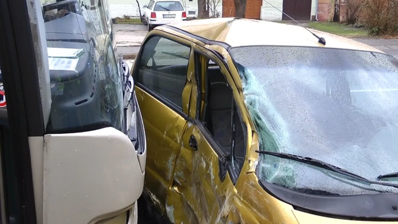 A tilos jelzés ellenére elindult, a busz nem tudott megállni