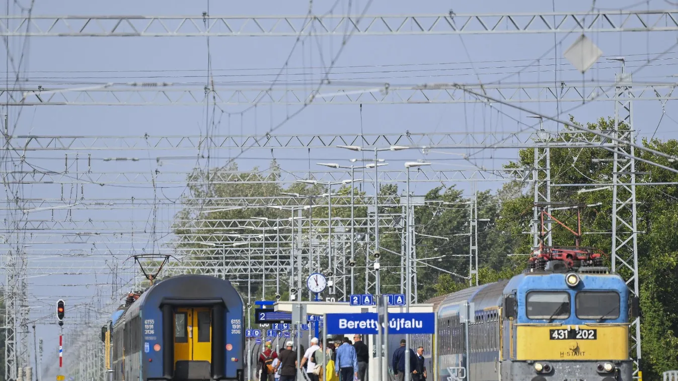 Közel volt a végzetes tragédia: vonat tetején ugráló fiatalt ért áramütés