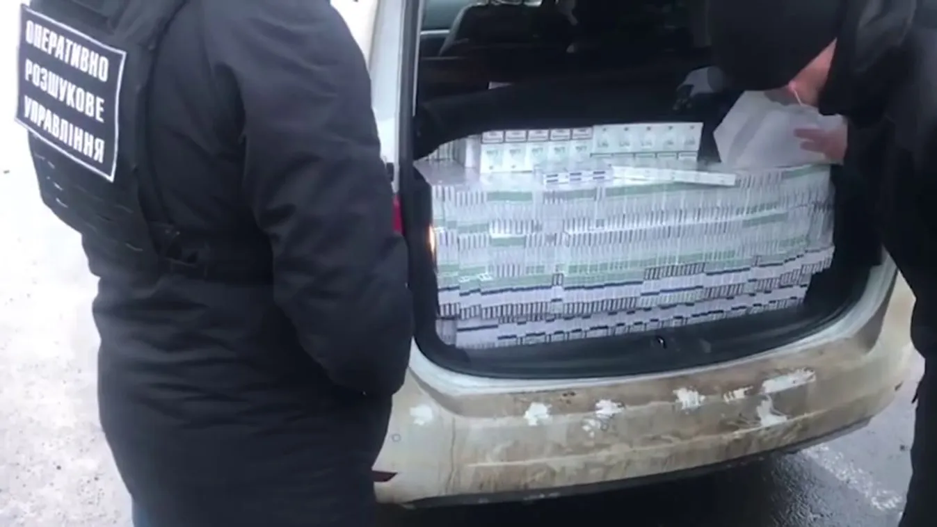 A volt MSZP-s képviselő állítja, nem tudott az autójában lévő raklapnyi cigarettáról