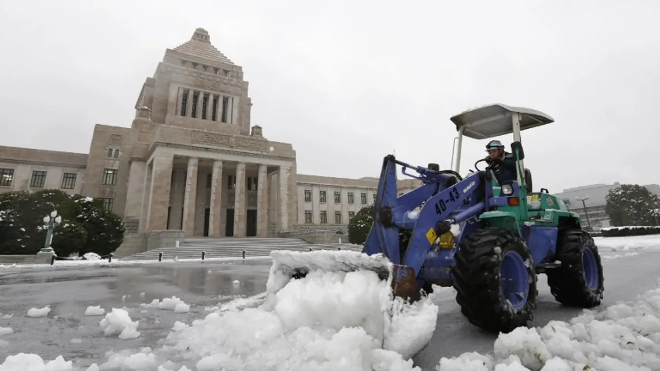 Pár centi hó bénítja Tokiót