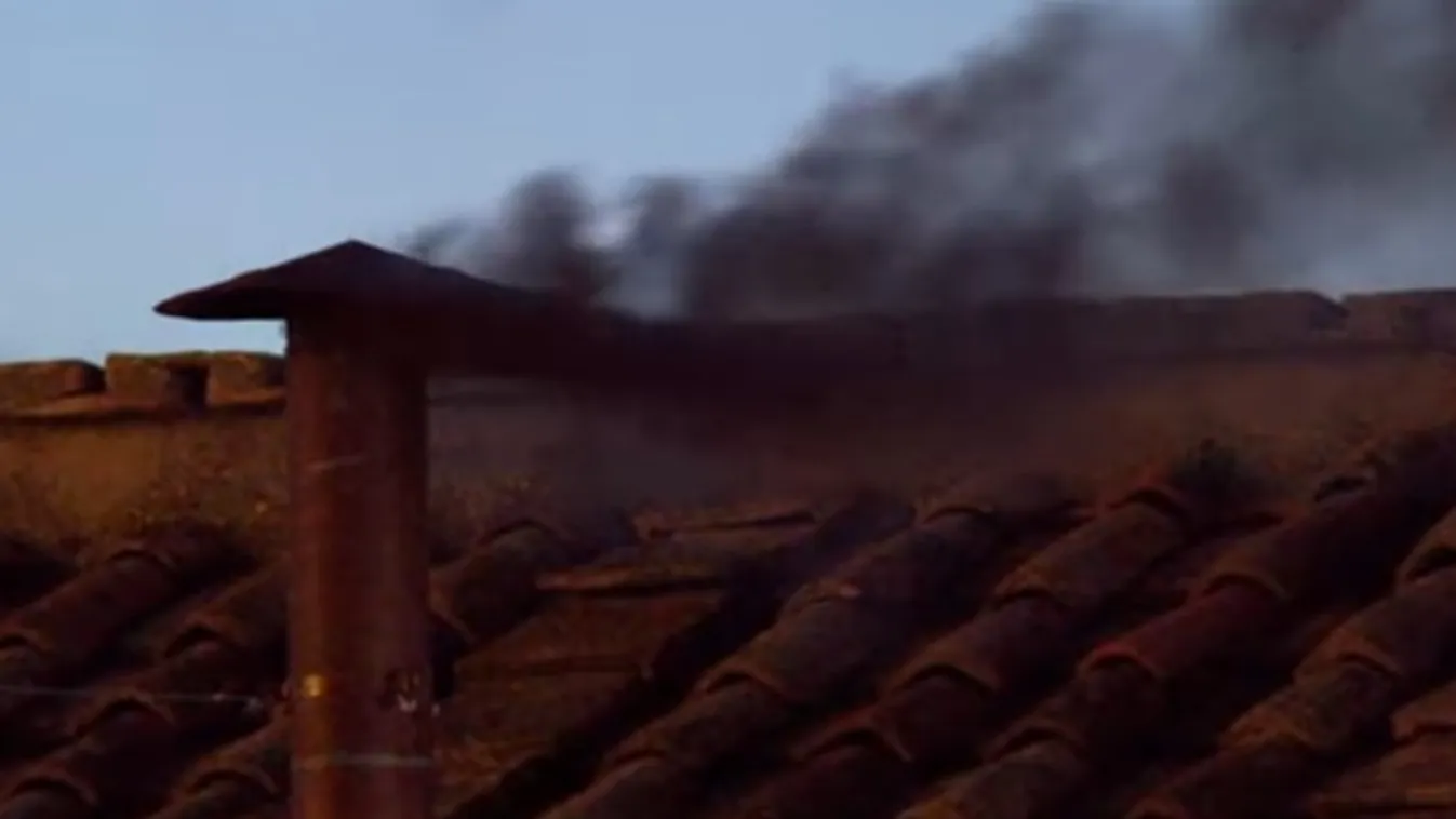 Pápaválasztás - Fekete füst szállt fel a Sixtus-kápolna kéményéből + videó