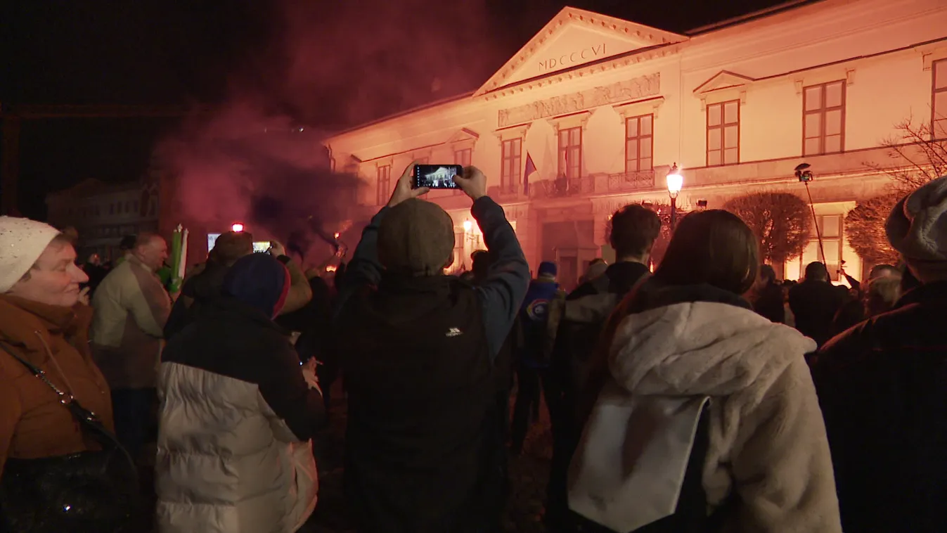 Több ezren követelték Novák Katalin lemondását