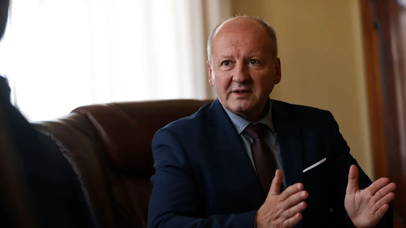 Simicskó István: a nagyobb üzletek ne csak önkiszolgáló pénztárgépeket biztosítsanak!