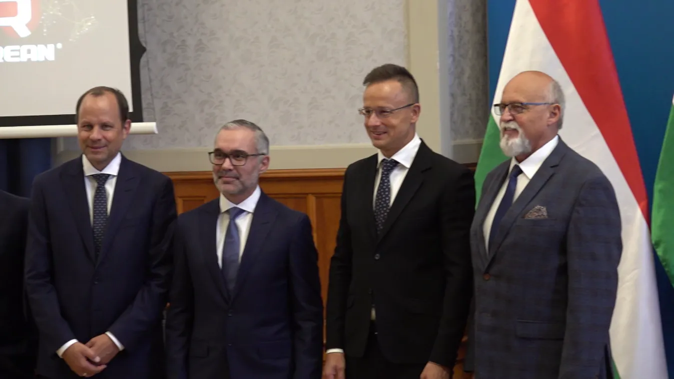 Szijjártó: Pótoljuk a megszűnt munkahelyeket