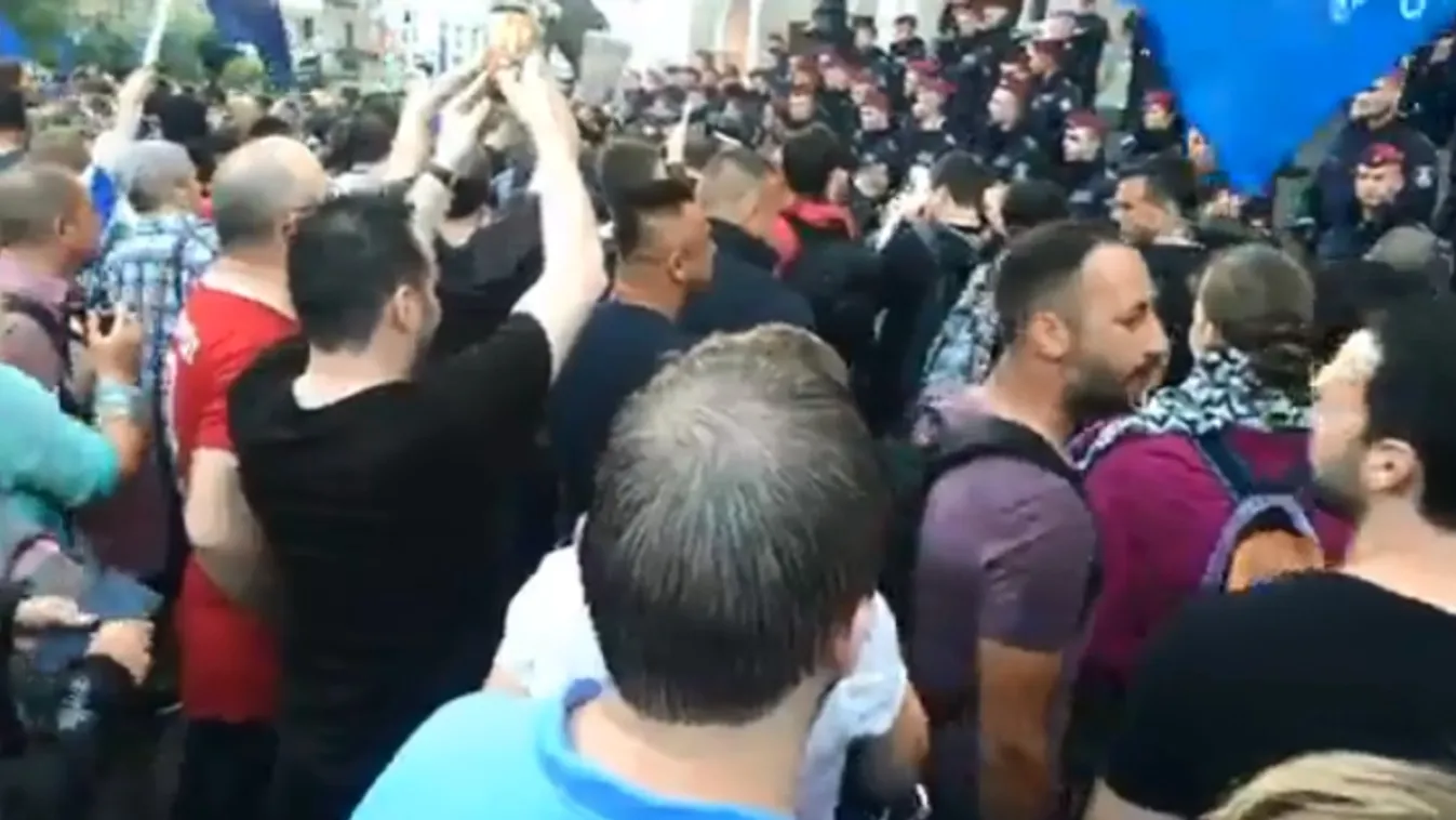 Orbán takarodj! – a Parlament lépcsőjénél tüntetnek