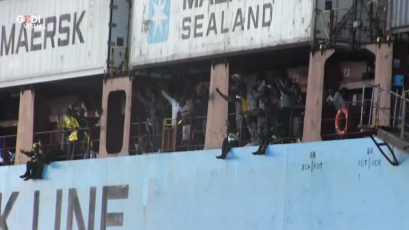 Kiköthetett egy migránsmentő dán konténerhajó Olaszországban