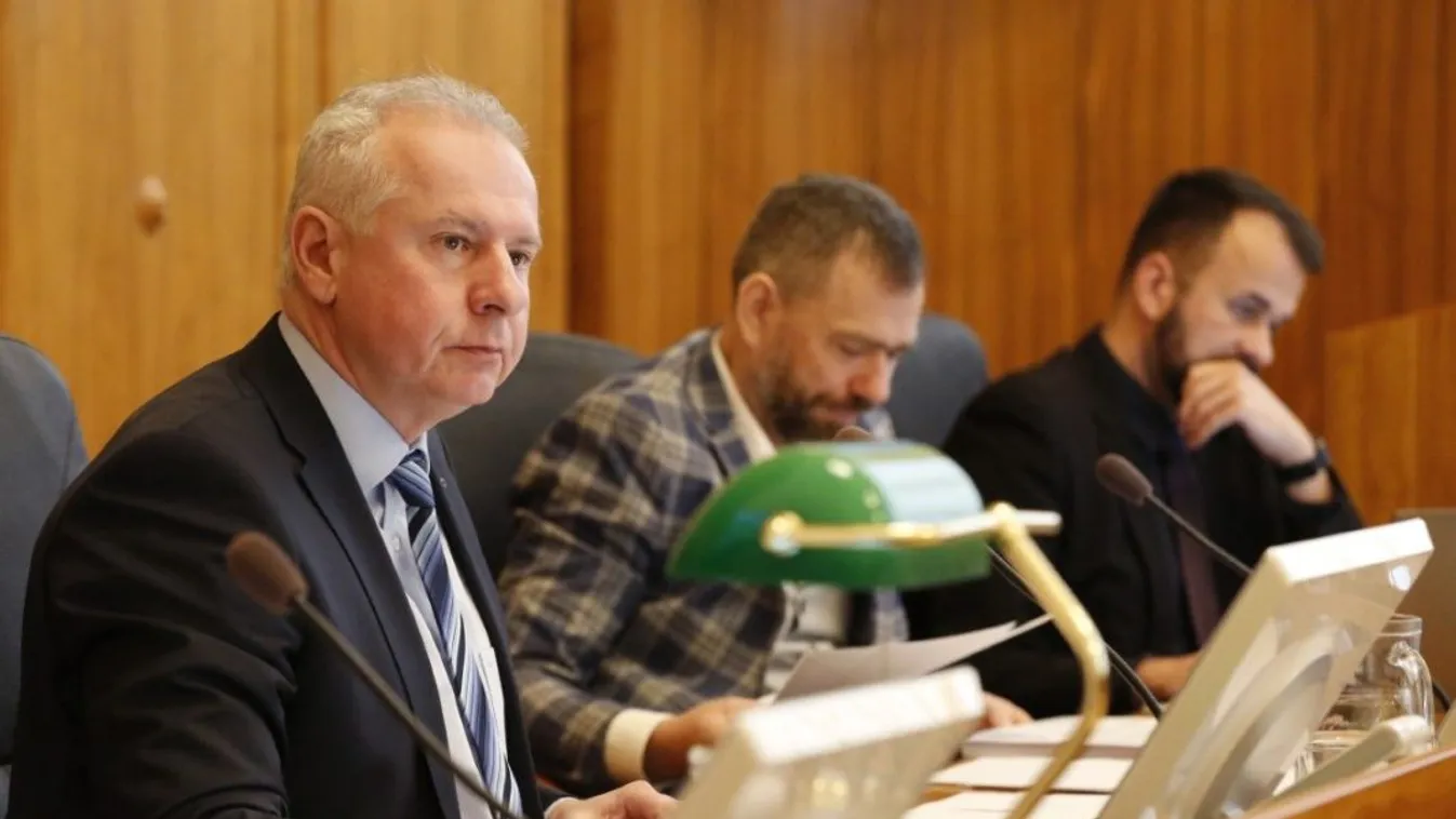 A pécsi városvezetés nem árulja el, mire fizettek ki 100 millió forintot ügyvédeknek