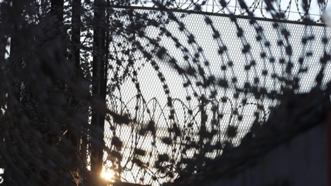 A zárkaajtó kilincsébe vezetett árammal akarták megölni az őrt