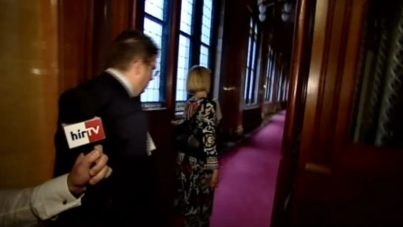 A nemzeti fejlesztési miniszter elmenekült a Hír TV kérdései elől