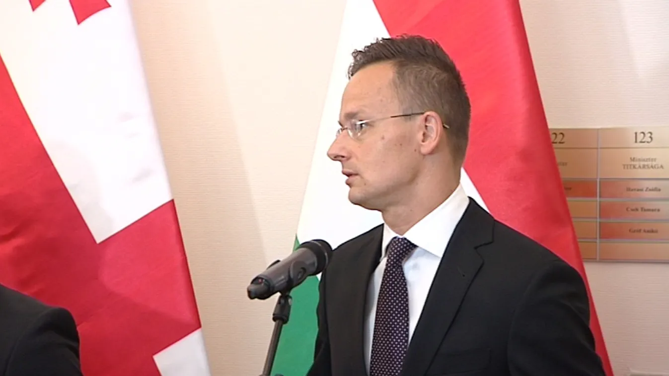 Megregulázta a hajtépő fotóst a külügy