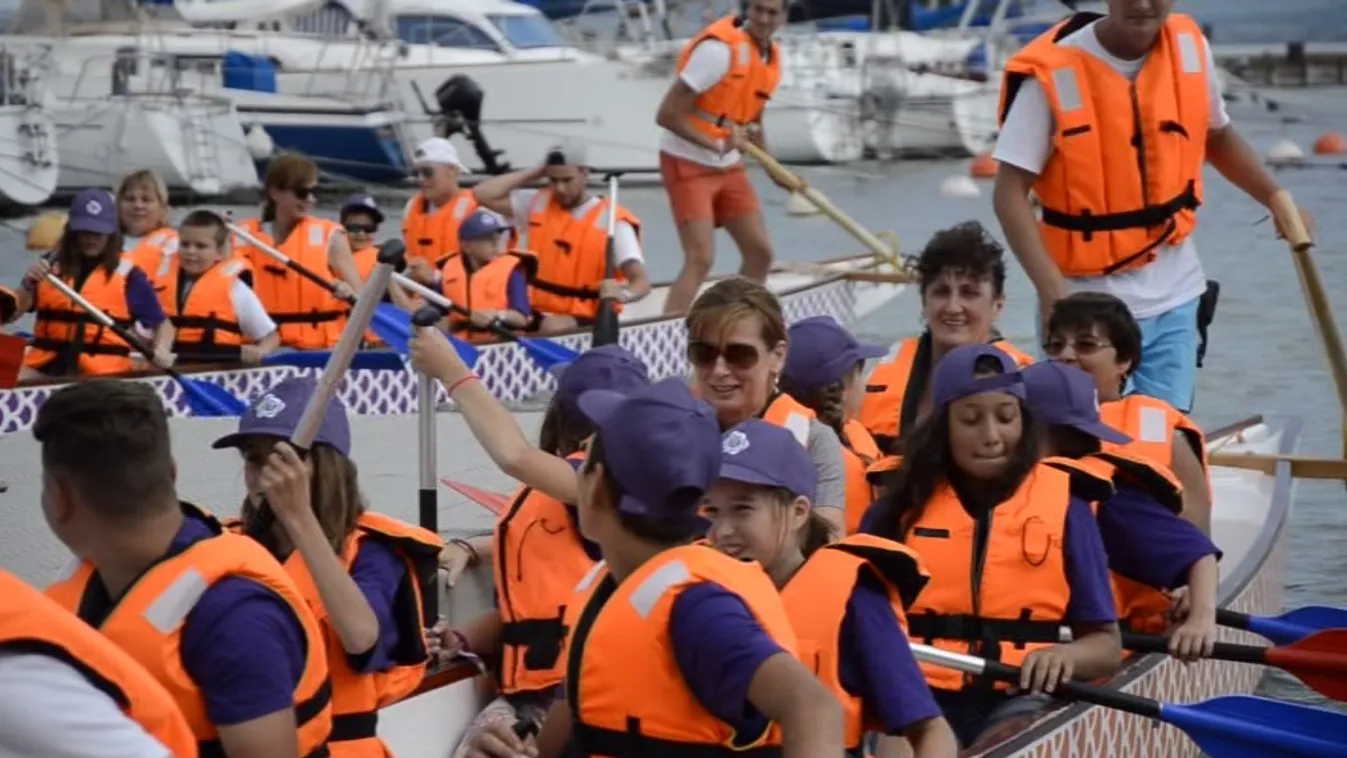 A Balatonnál táborozó erdélyi gyerekeket látogatott meg Herczegh Anita