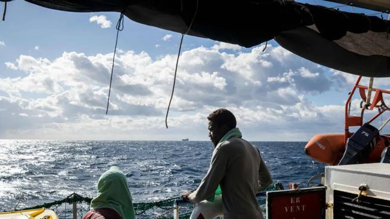 Képviselők mentek fel a Sea Watch-ra
