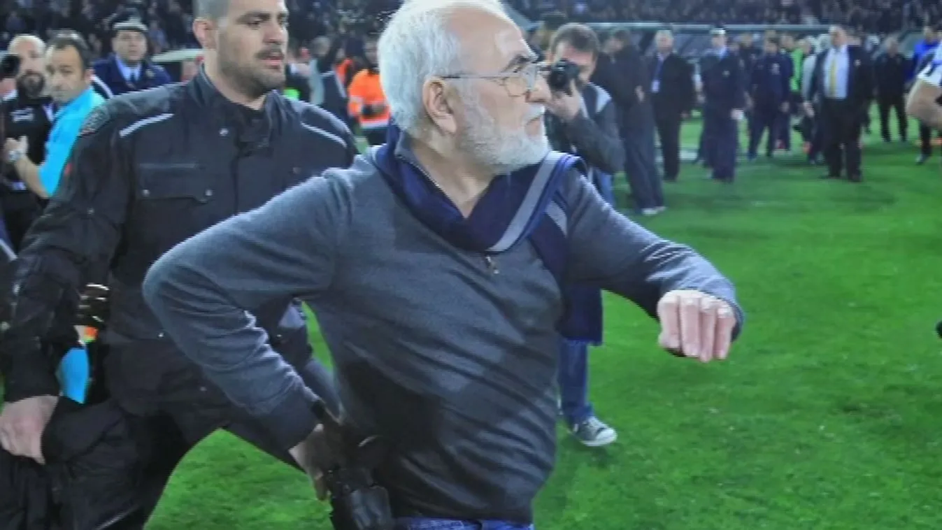 Pisztollyal reklamált a bírónak a klubtulajdonos