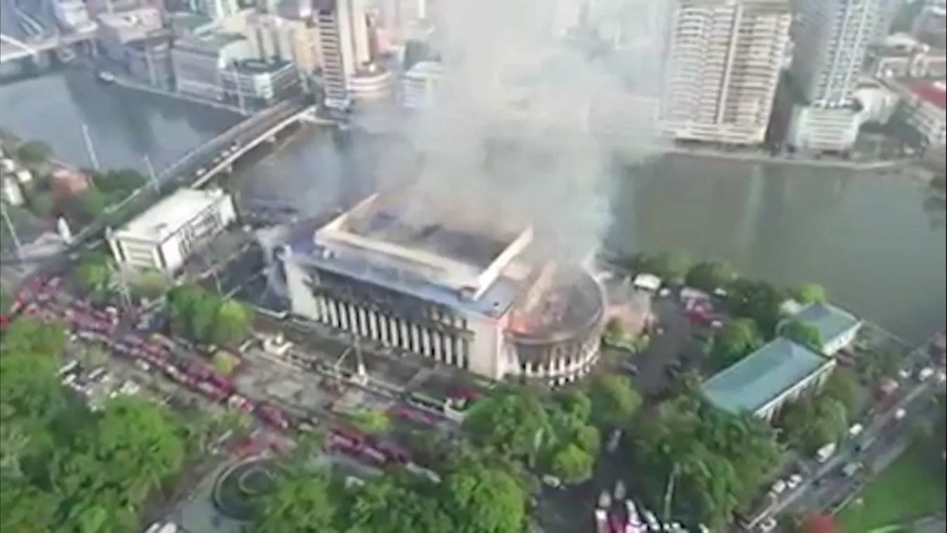 A lángok martalékává vált a manilai központi posta épülete