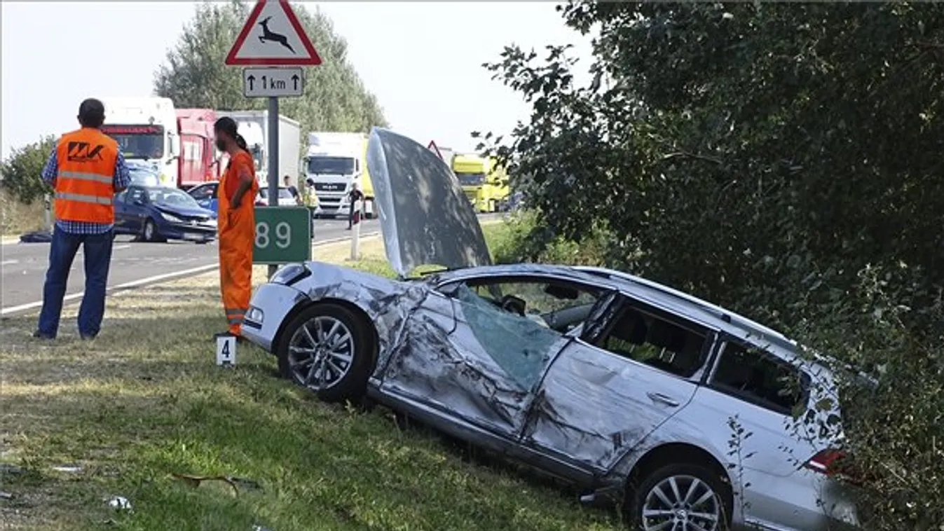 Hárman karamboloztak, az egyik utas belehalt
