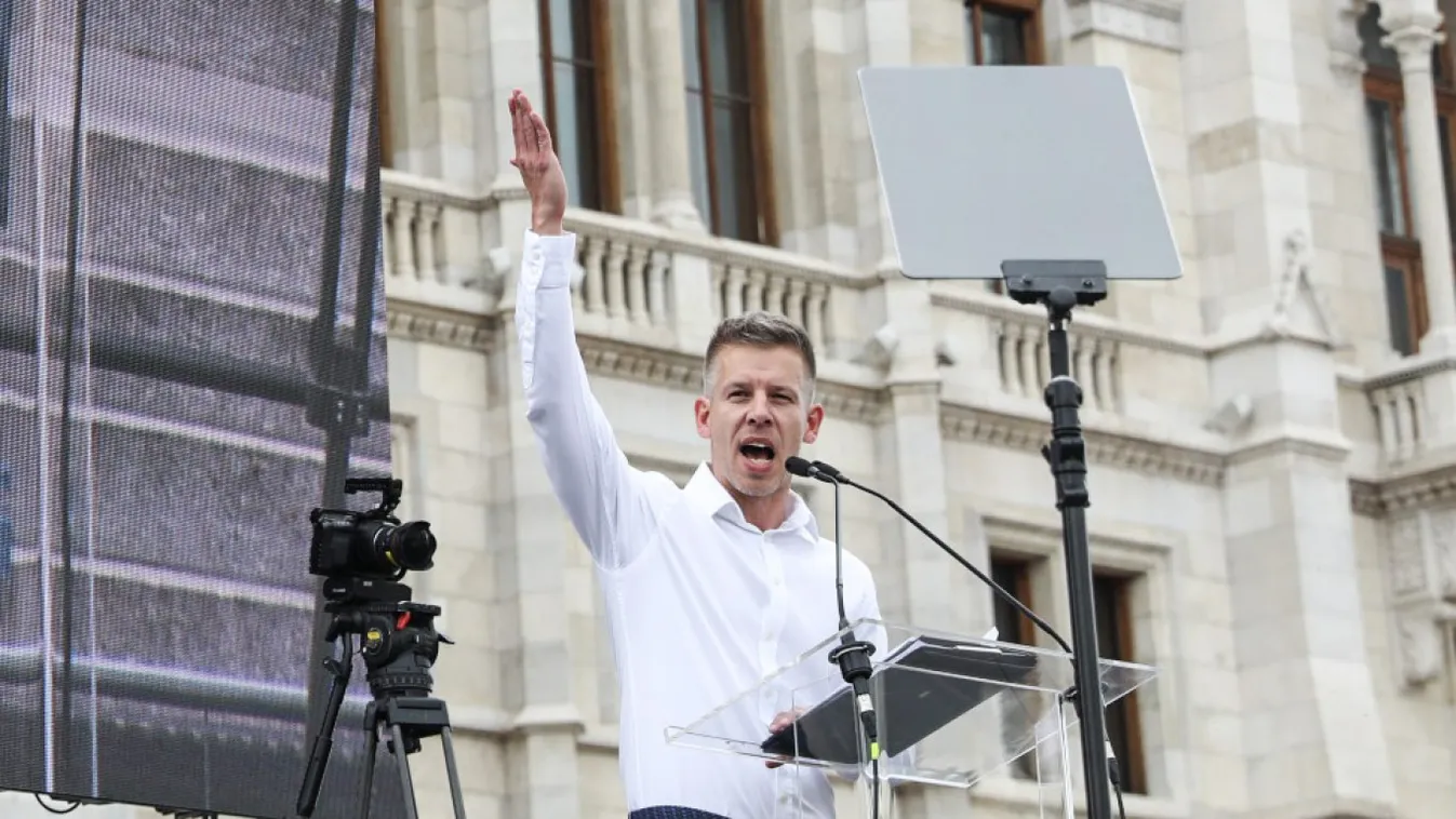 Szentesi Zöldi László: Sértett embereket látok a Kossuth téren