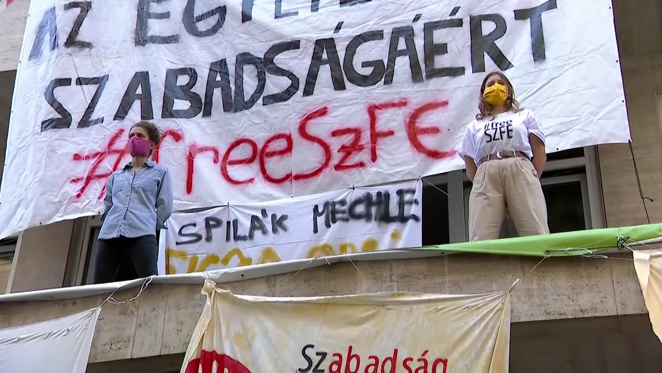 Ismét tüntettek az SZFE épületénél