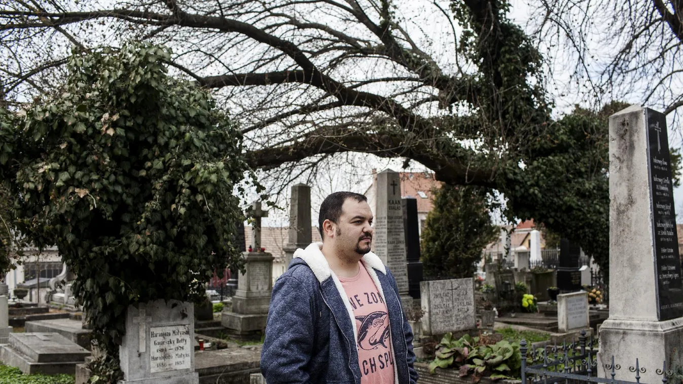 A kis értékű koporsó és a figyelő ember