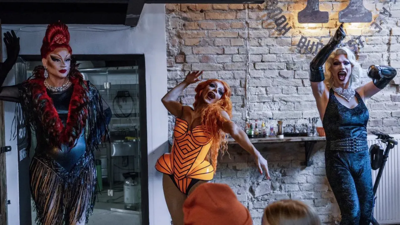 A transzvesztiták szabadon fogdoshatják a gyerekeket egy budapesti LMBTQ-barát szórakozóhelyen