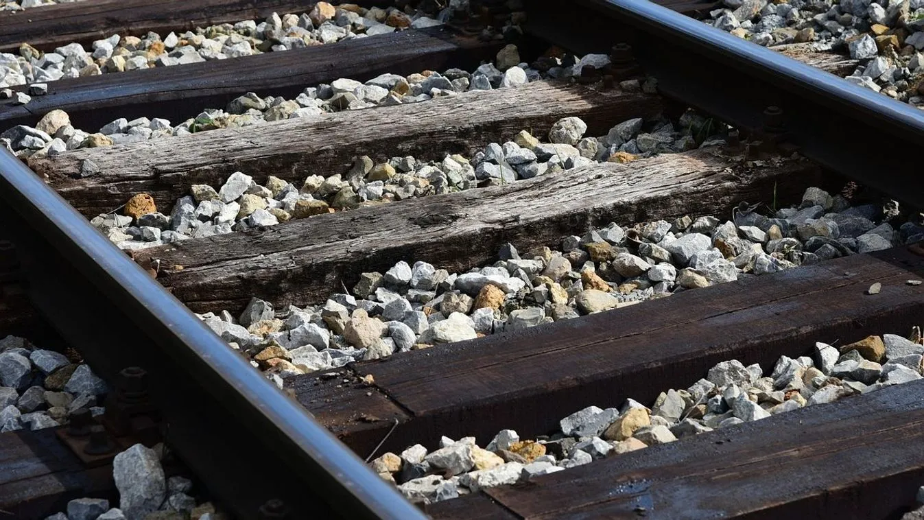 Elütötte a vonat, súlyosan megsérült, társa meghalt, de inkább elhagyta a helyszínt