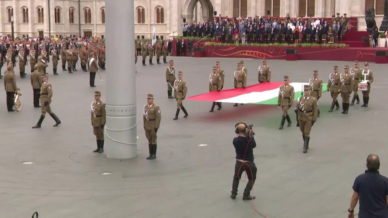 Felvonták a nemzeti lobogót az Országház előtt