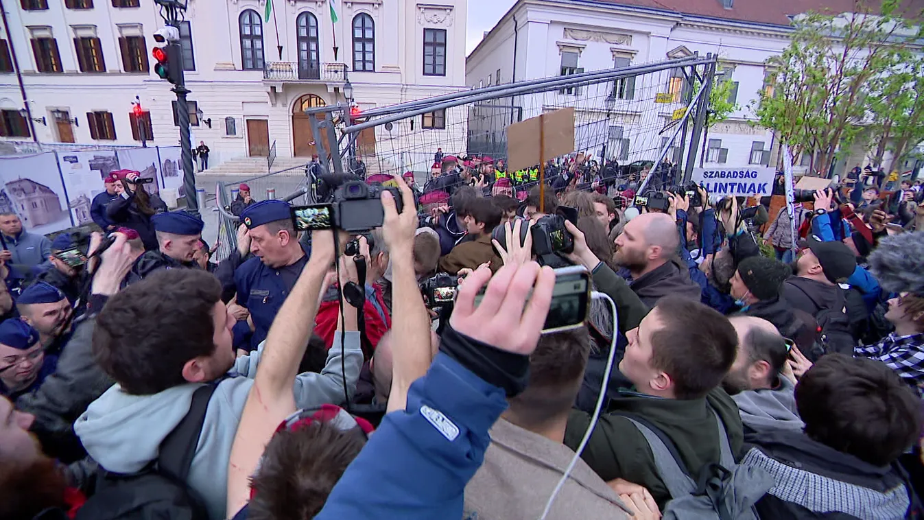 A hétfői tüntetés több résztvevője is agresszívan lépett fel a rendőrökkel szemben