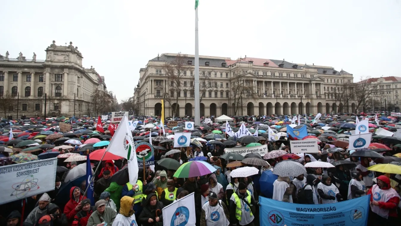 Pedagógustüntetés: a rossz idő ellenére megtelt a Kossuth tér