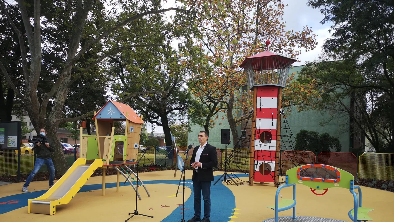 Mozgáskorlátozott gyermekek által is használható játszóteret avattak Csepelen