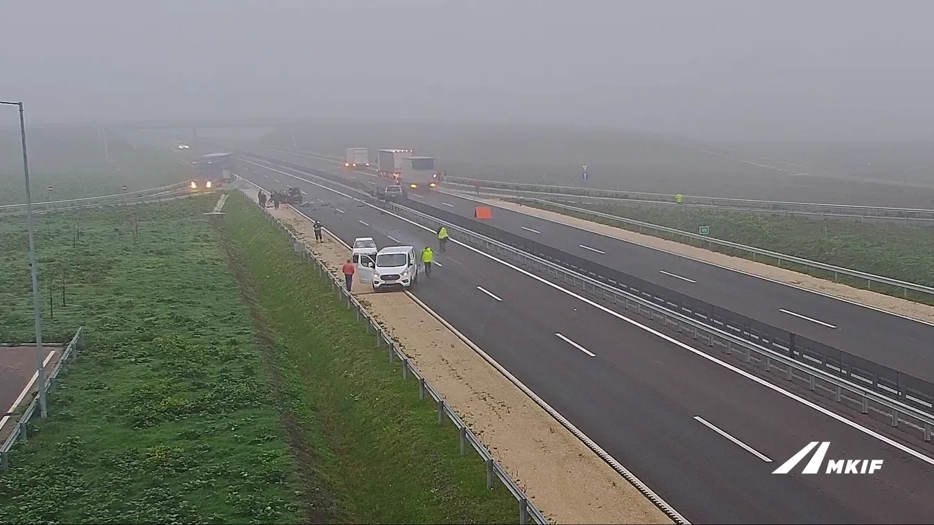 Forgalommal szemben haladt, balesetet okozott a sűrű ködben - videó