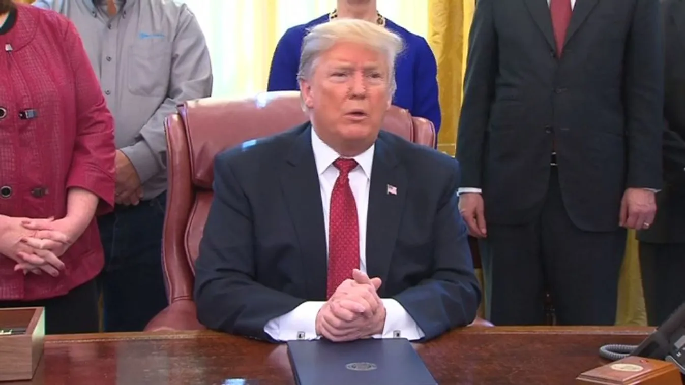 Trump rendkívüli állapotot hirdetne a falépítéshez